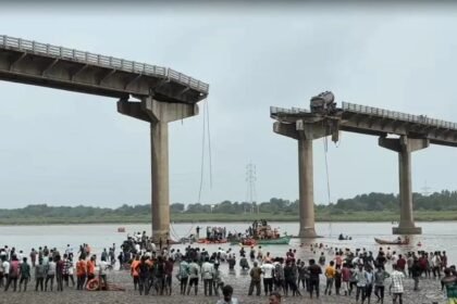 वडोदरा में गिरा निर्माणाधीन फ्लाईओवर